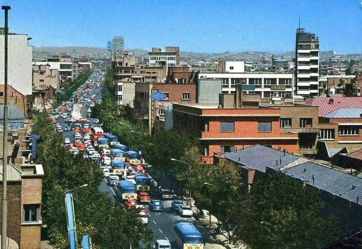 ترافیک سنگین و آسمان آبی تهران در دهه 40/عکس