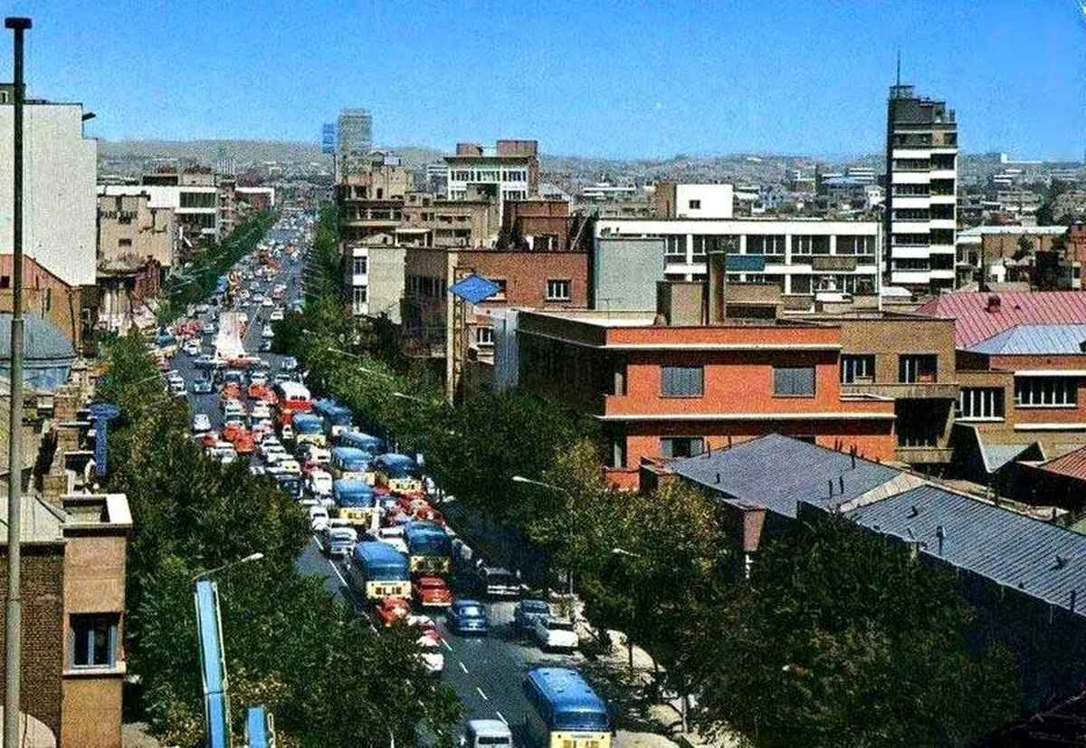 ترافیک سنگین و آسمان آبی تهران در دهه 40/عکس