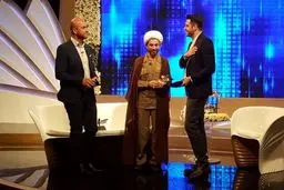 طلبه‌ای که کلیه‌اش را اهدا کرد با لباسی غافلگیرکننده در تلویزیون + عکس