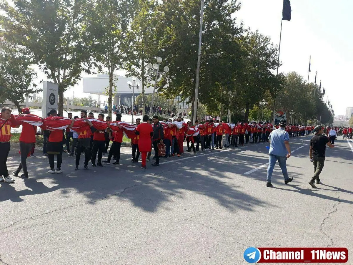 پرچم 6000 متری هواداران پرسپولیس وارد ورزشگاه شد/عکس