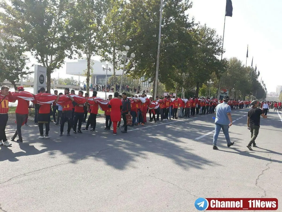 پرچم 6000 متری هواداران پرسپولیس وارد ورزشگاه شد/عکس