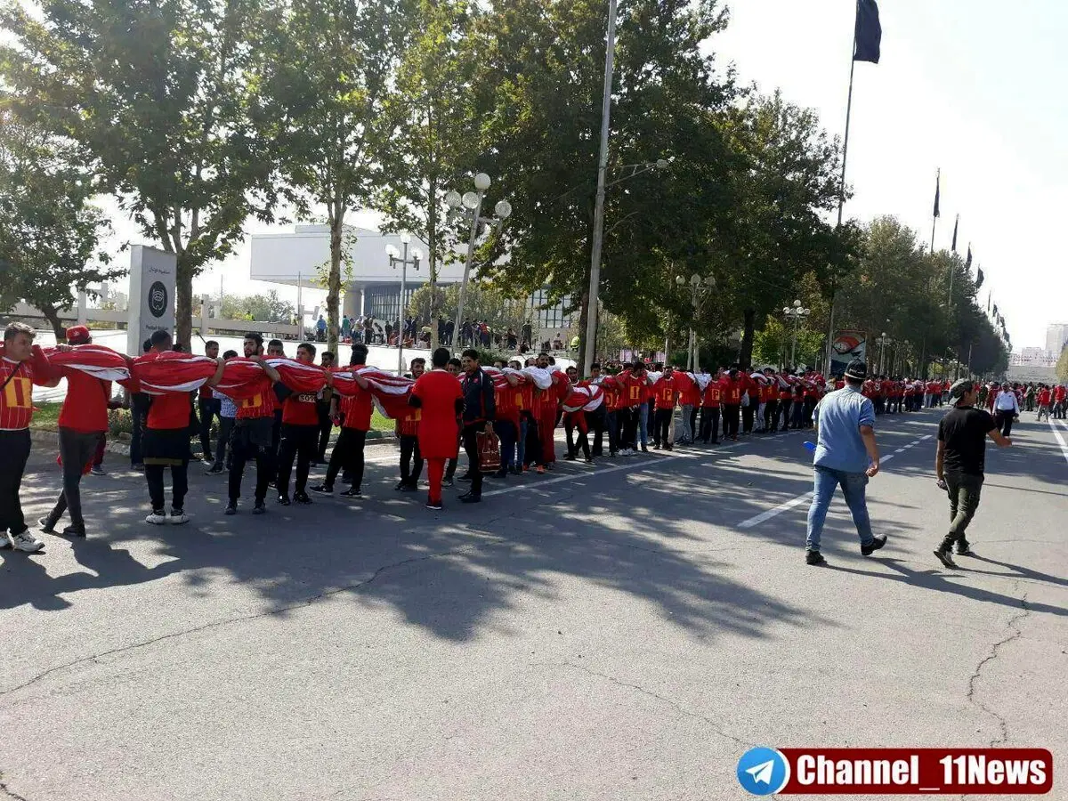 پرچم 6000 متری هواداران پرسپولیس وارد ورزشگاه شد/عکس