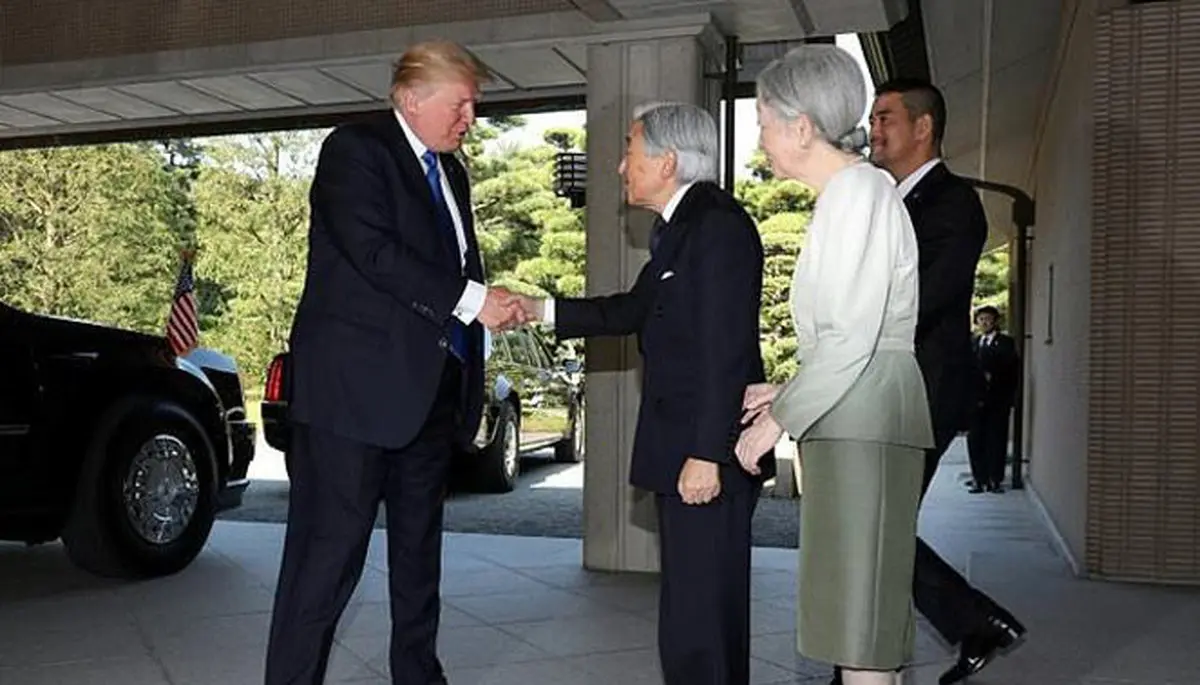 ترامپ به امپراطور ژاپن تعظیم نکرد /عکس