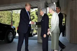 ترامپ به امپراطور ژاپن تعظیم نکرد /عکس