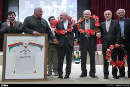 اهدای پیراهن و تندیس پهلوانی به محمد جواد ظریف/تصاویر