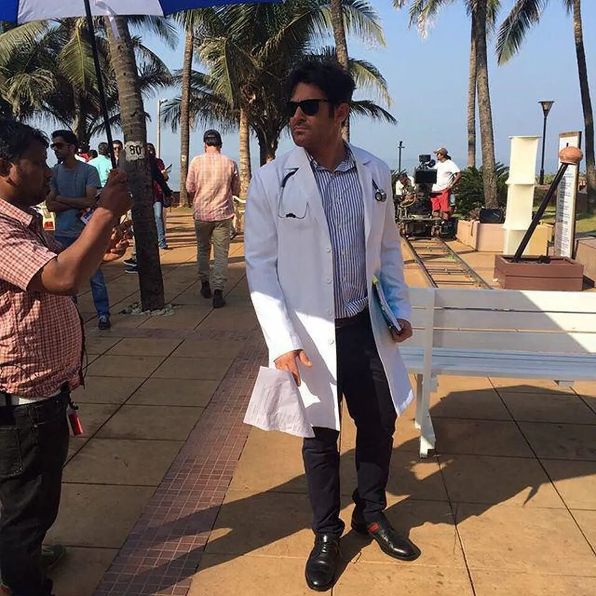 حمدرضا گلزار در نقش پزشک در هند/عکس