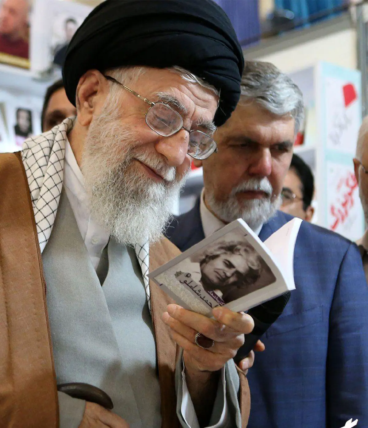 عکس/ کتابی از شاملو در دست رهبر انقلاب
