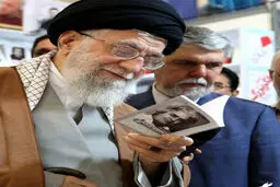 عکس/ کتابی از شاملو در دست رهبر انقلاب
