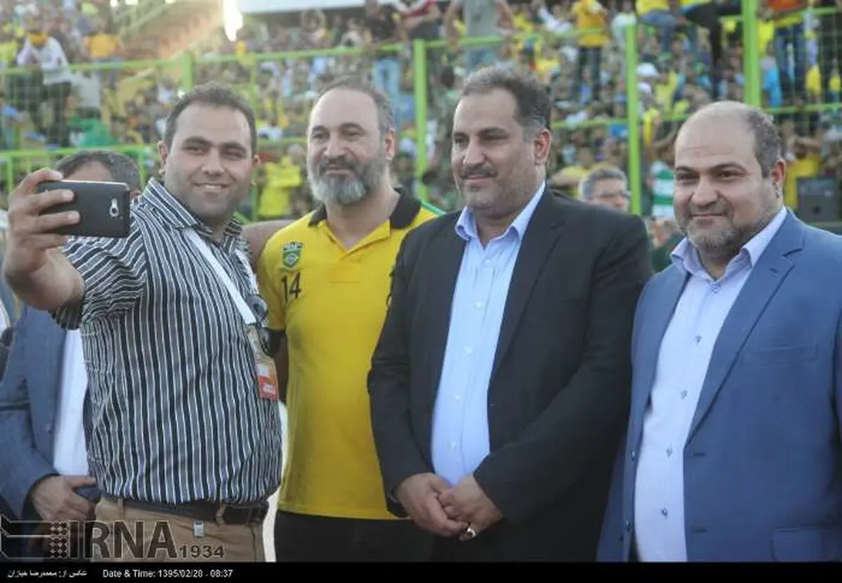 سلفی با حمید فرخ نژاد در ورزشگاه/ عکس