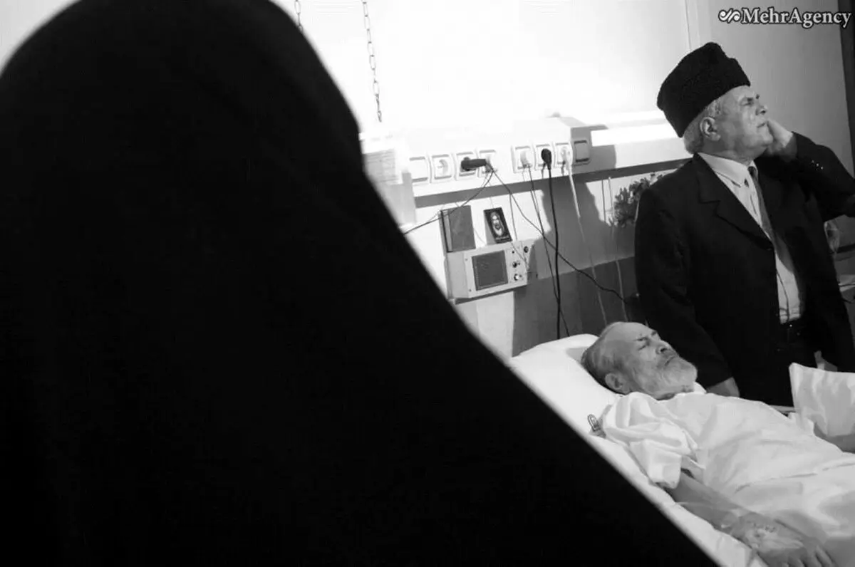 اذان سلیم موذن زاده بر بالین رحیم موذن زاده/عکس