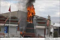 به آتش کشیدن مجسمه آتاتورک +عکس