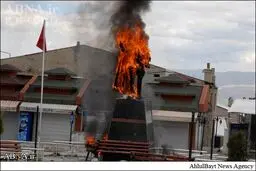 به آتش کشیدن مجسمه آتاتورک +عکس
