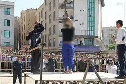 شلاق خوردن آدمخوار کرجی در ملأعام/تصاویر