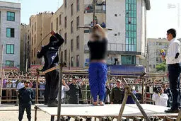 شلاق خوردن آدمخوار کرجی در ملأعام/تصاویر