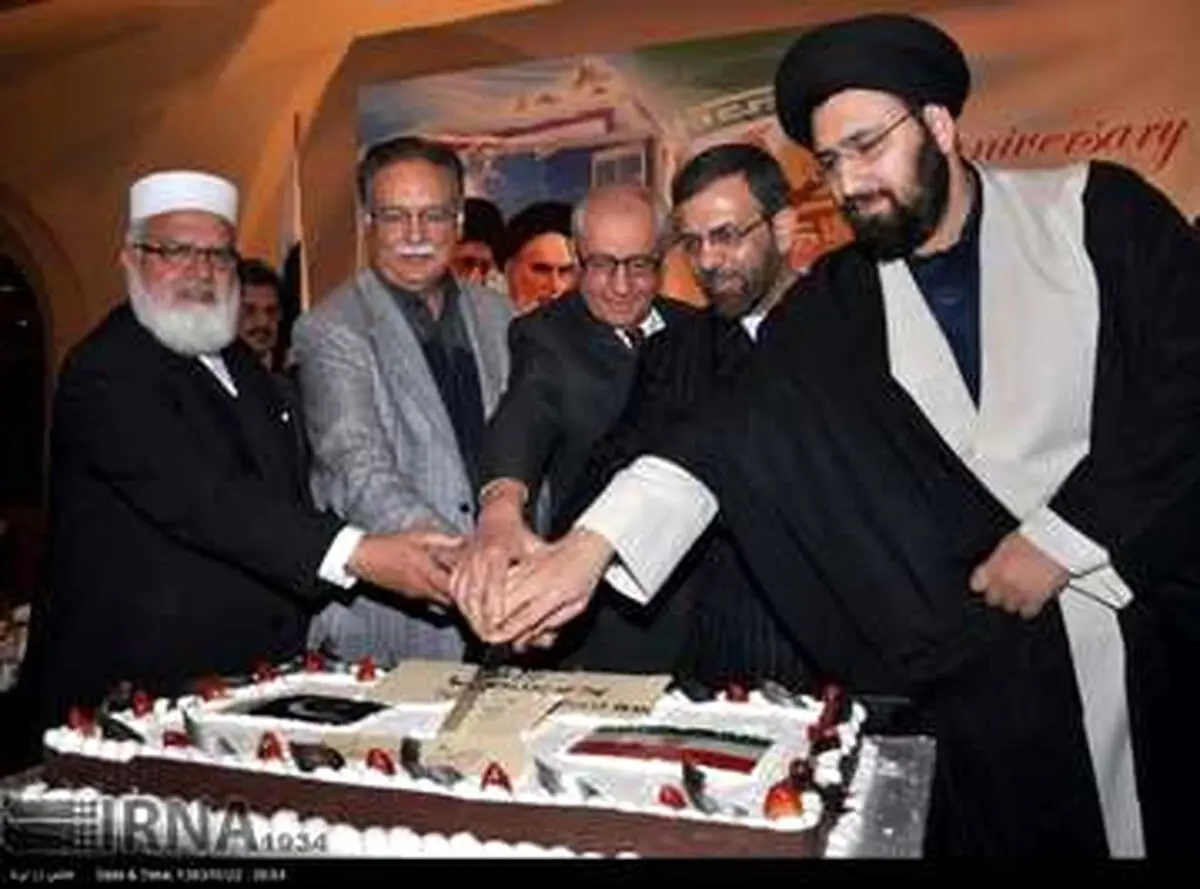برش کیک 36 سالگی انقلاب اسلامی ایران در پاکستان با حضور سیدعلی خمینی /تصاویر