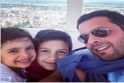 سلفی پژمان بازغی با فرزندانش در بام سبز لاهیجان/ عکس