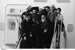 لحظه ورود امام خمینی(ره) به ایران/ عکس