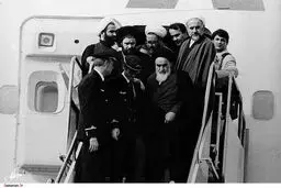 لحظه ورود امام خمینی(ره) به ایران/ عکس
