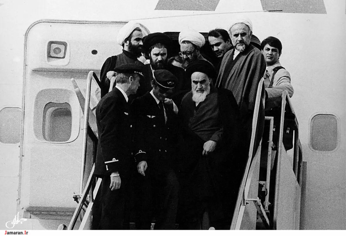 لحظه ورود امام خمینی(ره) به ایران/ عکس