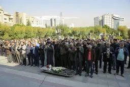 عکس / اقامه نماز بر پیکر تهیه کننده فقید سینما