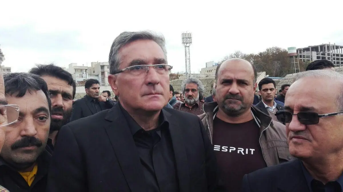 سرمربی پرسپولیس در مراسم تشییع پورحیدری/عکس