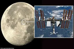 عکس نادر از عبور ایستگاه فضایی از مقابل ماه