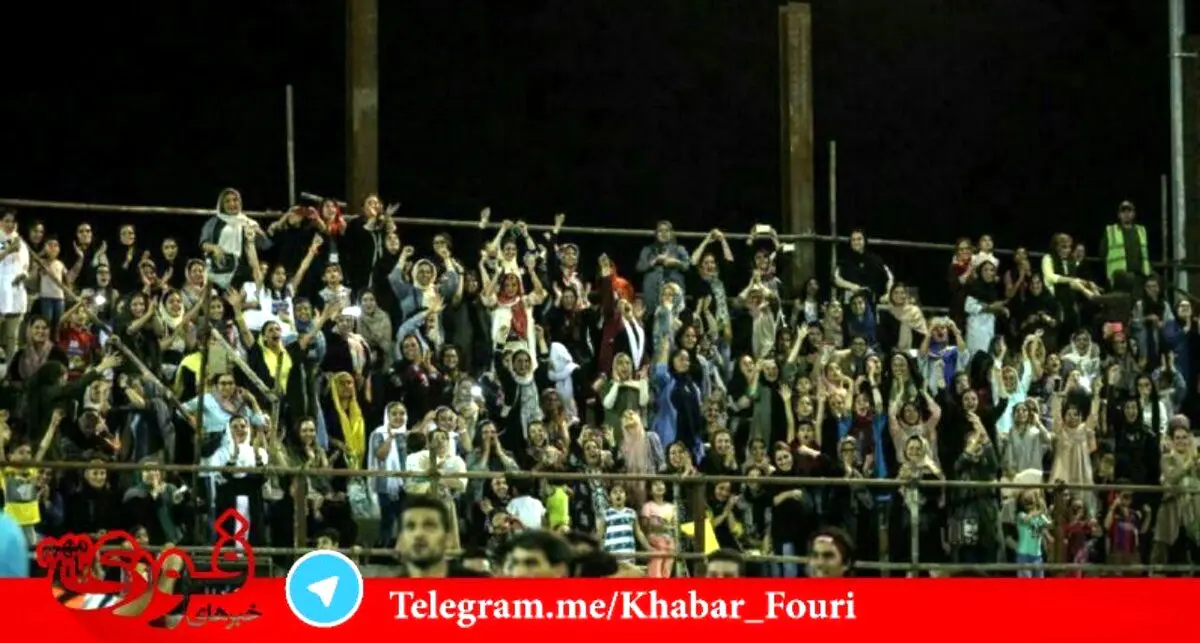 تصویر حضور بانوان در دیدار تیم های فوتبال ساحلی