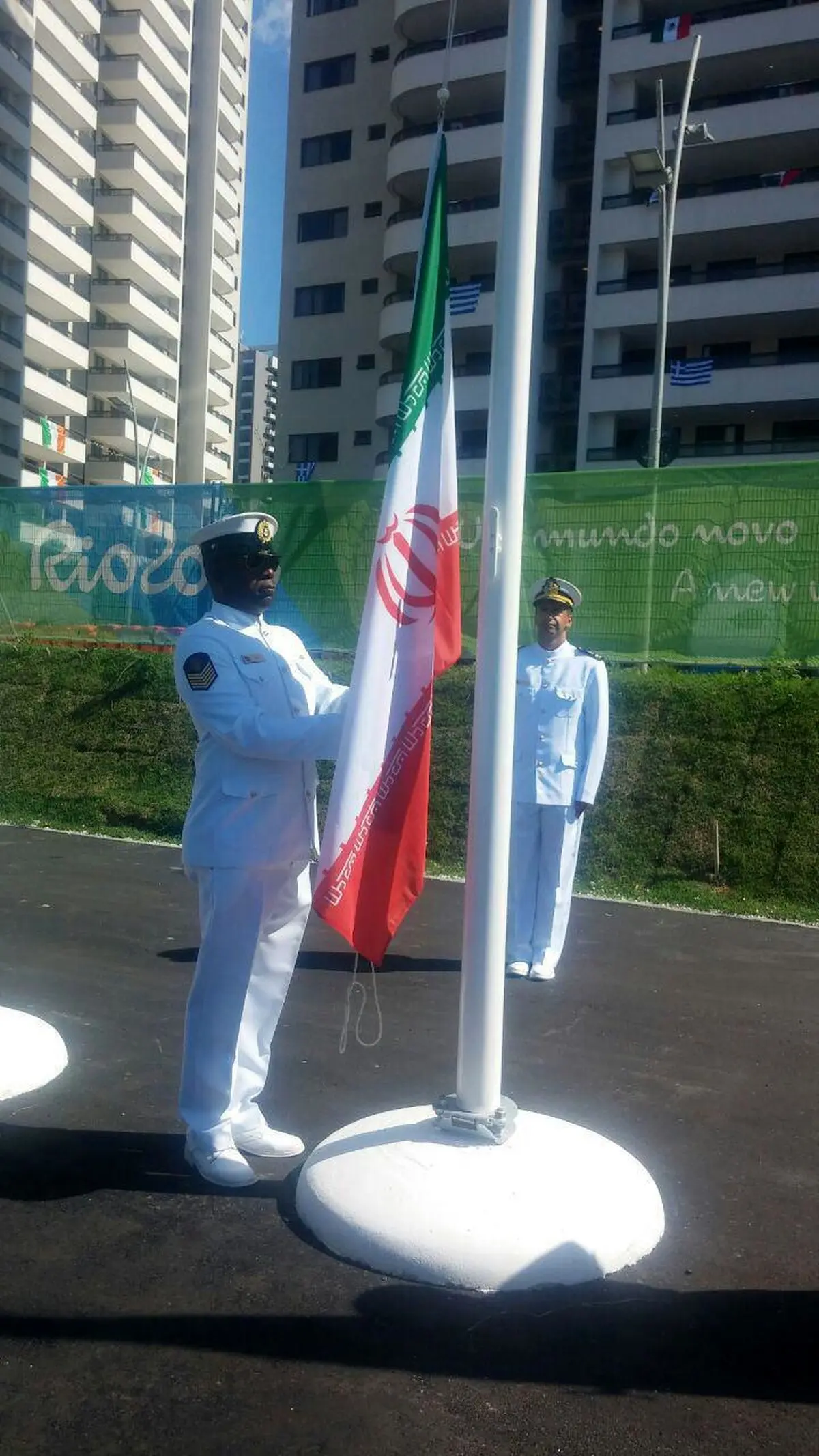 اهتزاز پرچم ایران در دهکده المپیک/عکس