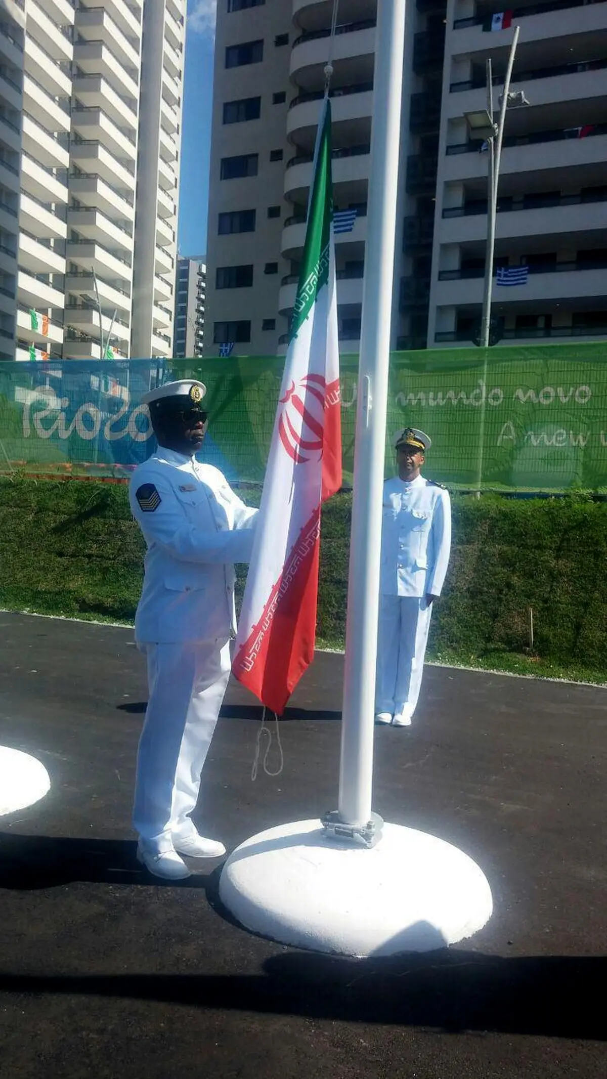 اهتزاز پرچم ایران در دهکده المپیک/عکس
