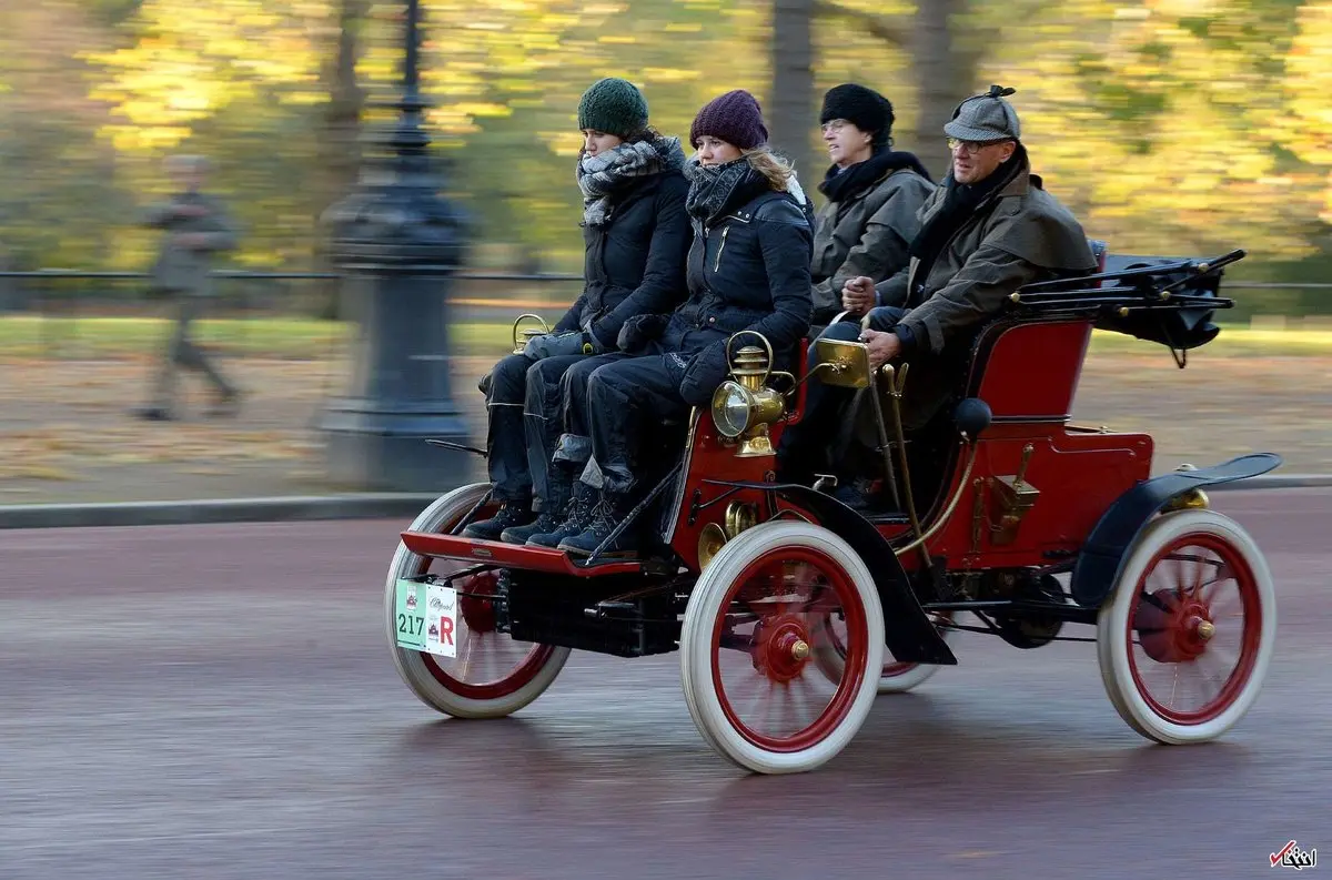 تصویری از یک وسیله نقلیه جالب و قدیمی در لندن