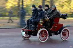 تصویری از یک وسیله نقلیه جالب و قدیمی در لندن