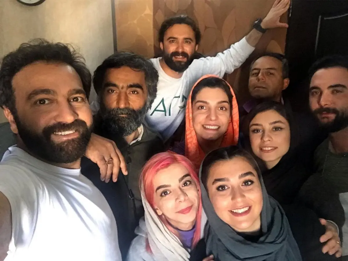 سلفی دسته جمعی الیکا عبدالرزاقی و عوامل سریال سرباز