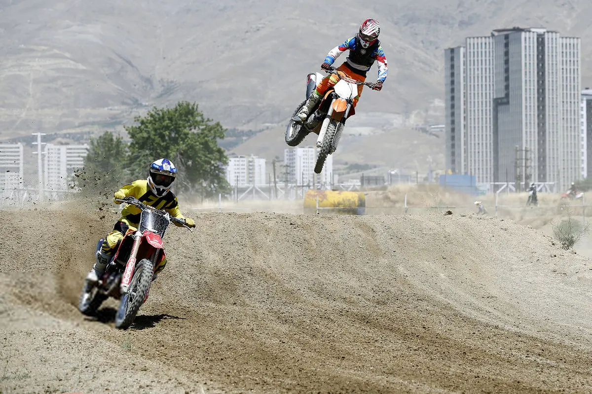 آغاز تمرینات موتورسواری و اتومبیلرانی در پیست های آزادی + عکس