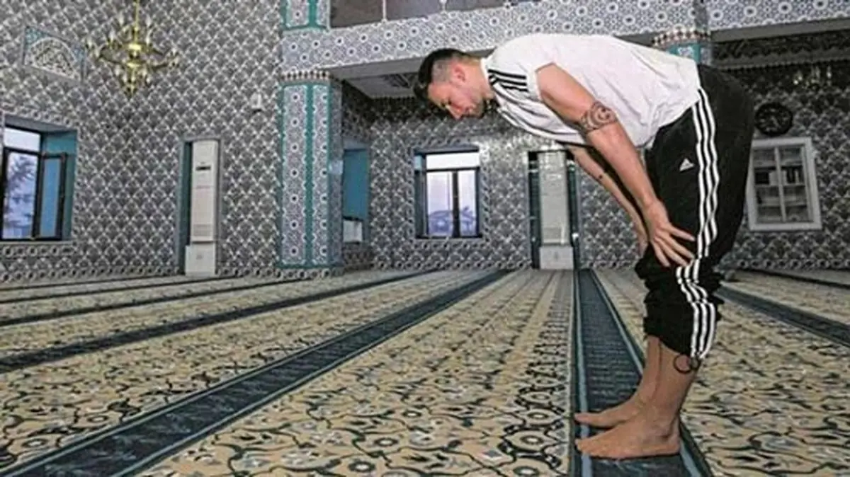 جنجال نماز خواندن فوتبالسیت سرشناس آلمانی +عکس