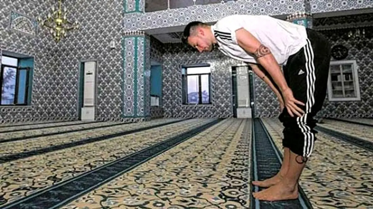 جنجال نماز خواندن فوتبالسیت سرشناس آلمانی +عکس