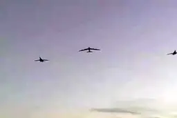 مانور یک بمب افکن B۵۲ و دو B۱ به مناسبت برگذاری فینال مسابقات فوتبال آمریکایی!+فیلم