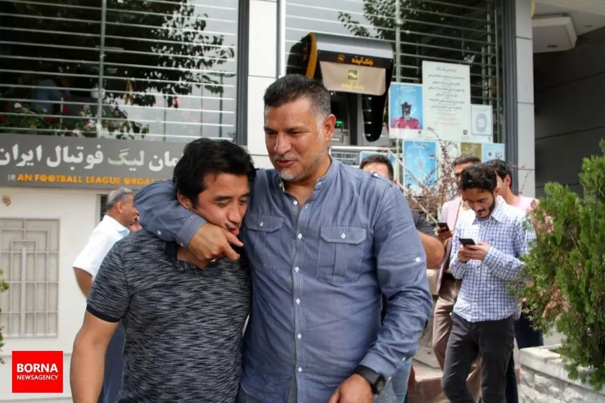 تصاویری از دیدار گرم علی دایی و خداداد عزیزی در پیاده‌رو