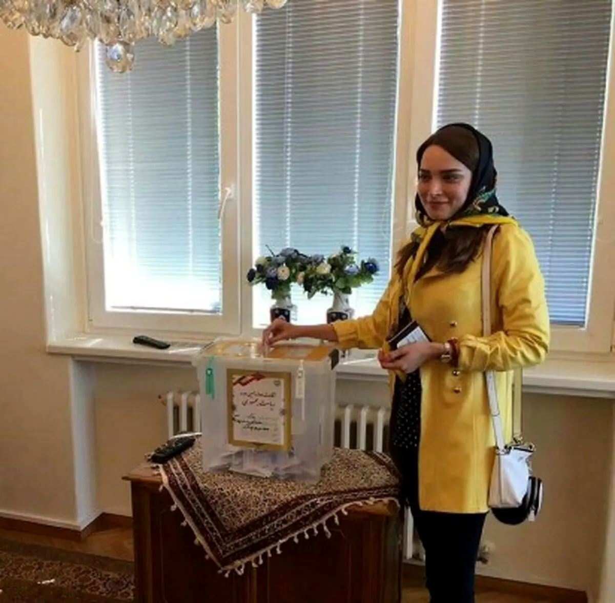 بهنوش طباطبايى در جمهورى چك راى خود را در صندوق انداخت/عکس