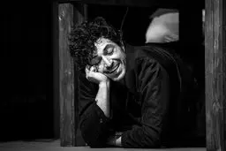 عکس جالب اشکان خطیبی در نمایش پابلو نرودا