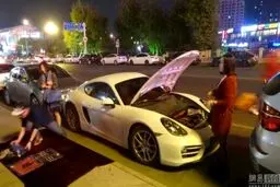 دست فروشی کنار خیابان با پورشه! +عکس