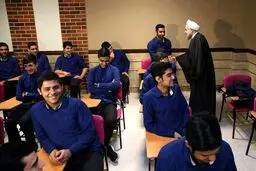 روحانی در کلاس درس تاریخ با موضوع برجام/عکس