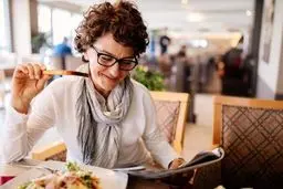 رژیم های غذایی برای زنان بالای 40 سال: چگونه سالم بمانیم و وزن خود را از دست بدهیم