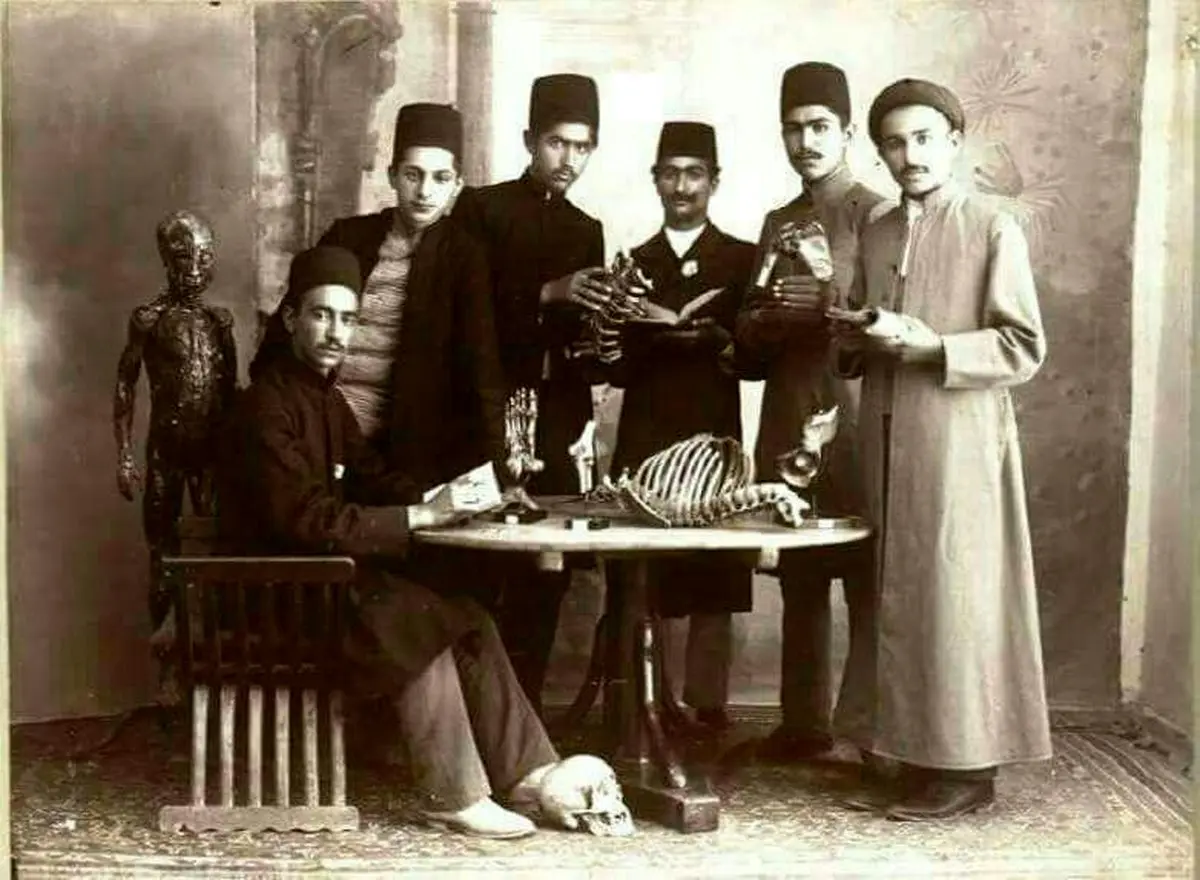 تصویری از دانشجویان طب در دارالفنون