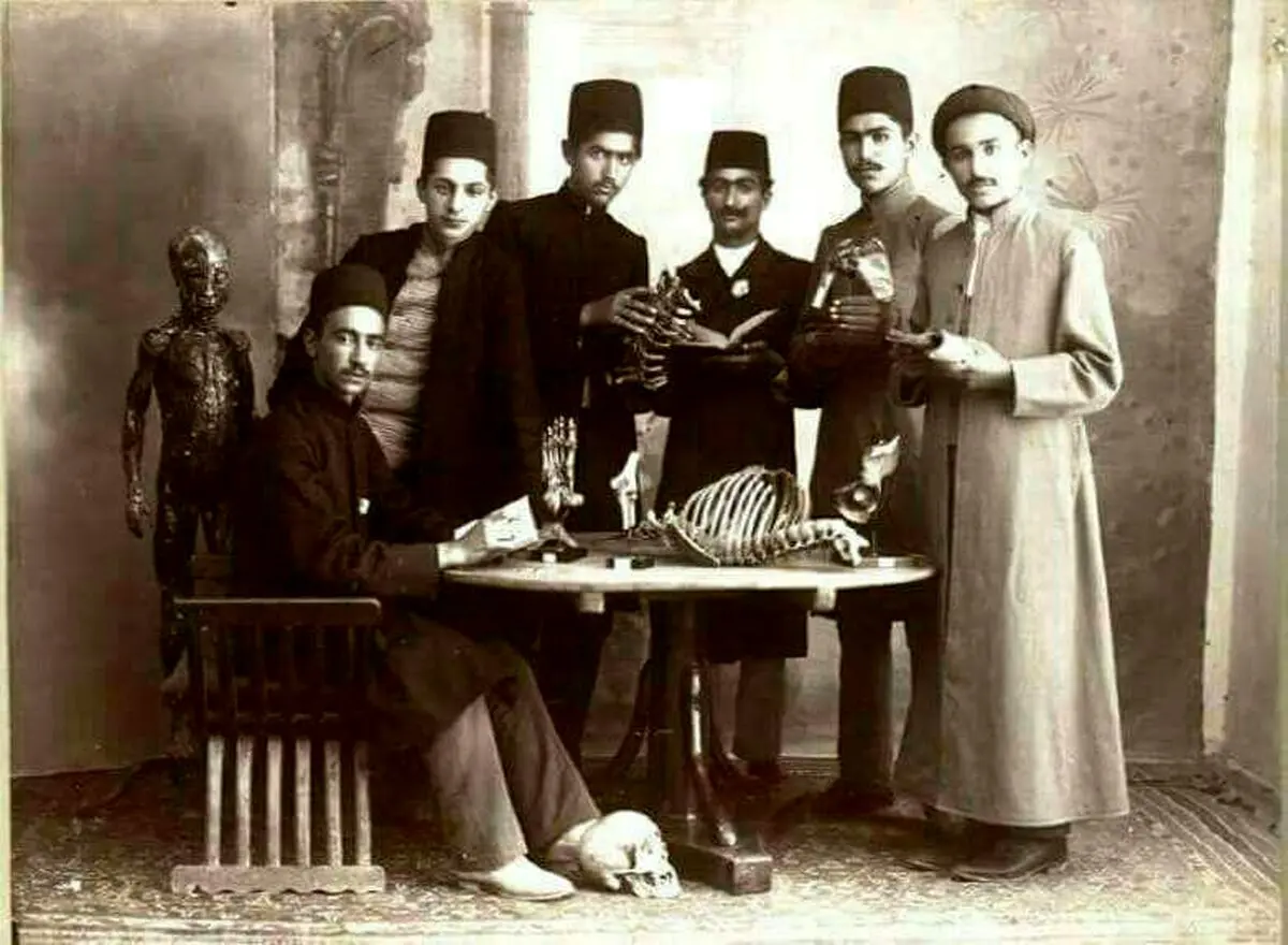 تصویری از دانشجویان طب در دارالفنون