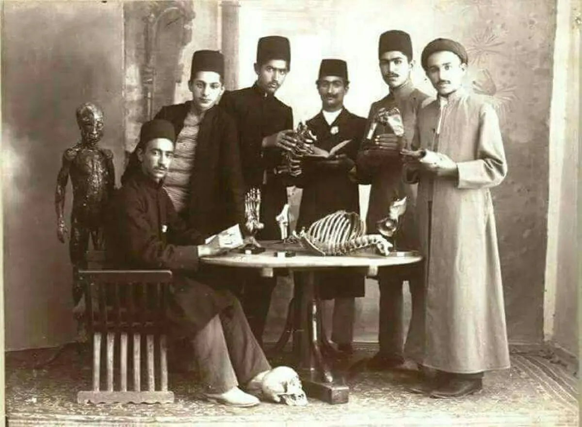 تصویری از دانشجویان طب در دارالفنون