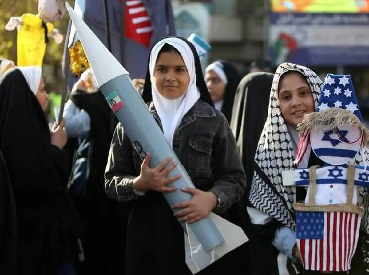 حمل موشک‌های ایرانی توسط دانش‌آموزان