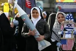 حمل موشک‌های ایرانی توسط دانش‌آموزان