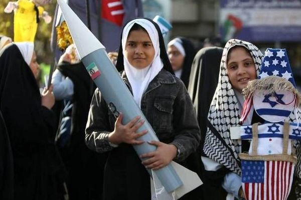 حمل موشک‌های ایرانی توسط دانش‌آموزان