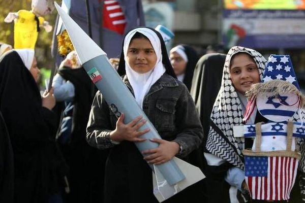 حمل موشک‌های ایرانی توسط دانش‌آموزان