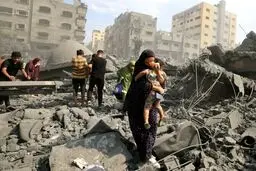  لحظه نجات یک دختربچه از زیر آوار خانه ویران شده در غزه